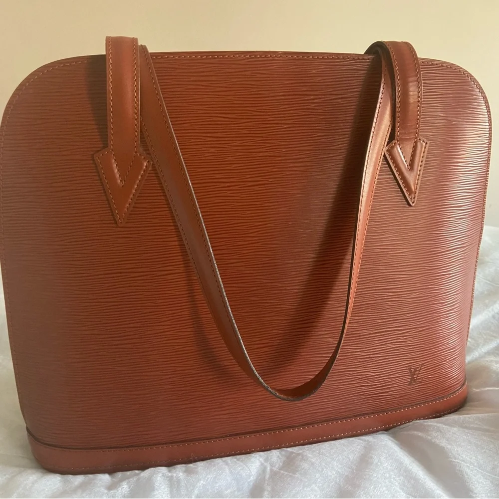 100% Louis Vuitton Kenyan Fawn (Brown) Epi Leather Lussac - Picture 13 of 14